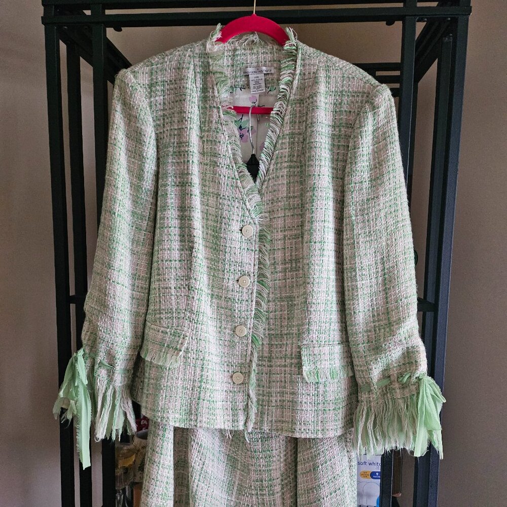 FASHION INSTINCT JACKET AND SKIRT SUIT. JACKET SIZE 22 AND SKIRT SIZE 2X GREEN